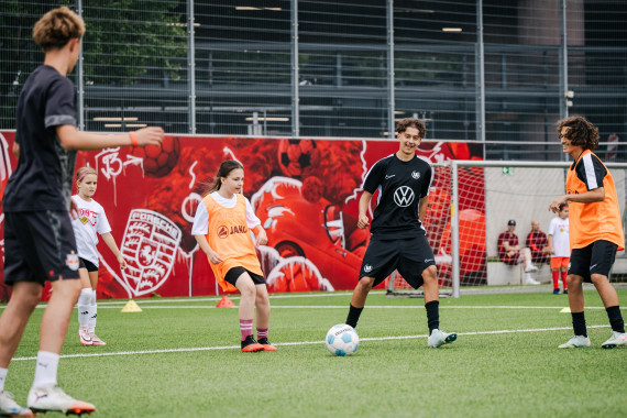 Porsche Fußball Cup 2025: CSR-Training, Talente Hand in Hand