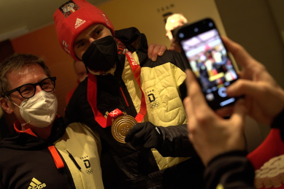 Einen Tag nach seinem sensationellen Sieg ist Vinzenz Geiger vom Team Deutschland im Hotel in Zhangjiakou empfangen worden.