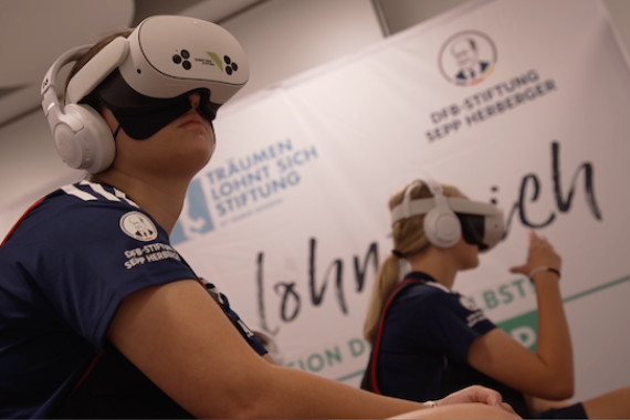 Footage von verschiedenen Elementen und Workshops des Camps sowie der Übergabe der Teilnahmezertifikate.