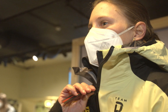 Am dritten Tag der Einkleidung hat sich DOSB-Vizepräsidentin Miriam Welte ihre Klamotten für Peking 2022 abgeholt.