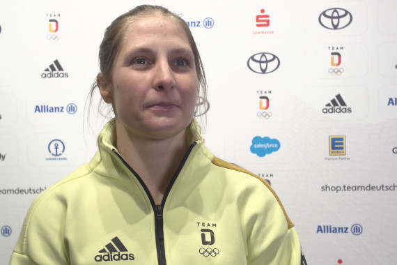 Skeleton-Weltmeisterin Tina Hermann ist begeistert vom neuen Olympia-Outfit für die Spiele in Peking. Sportlich will sie nach einer Medaille greifen.