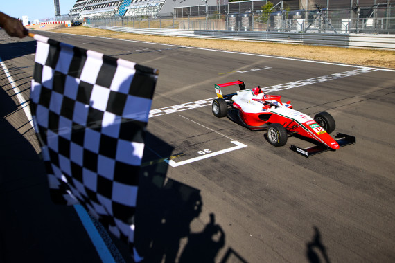 Erster Sieg in der ADAC Formel 4 für James Wharton (16/AUS/Prema Racing)