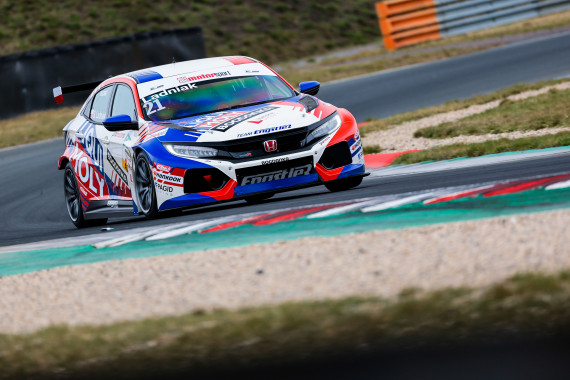 Die ADAC TCR Germany startet in die siebte Saison, die schnellste Zeit beim Test fuhr Simon Ladniak