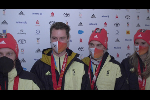 Schon bei den Winterspielen 2018 in Pyeongchang konnten Natalie Geisenberger, Johannes Ludwig, Tobias Arlt und Tobias Wendl die Teamstaffel für sich entscheiden. Auch 2022 im Eiskanal von Yanqing bleiben die Rennrodler ungeschlagen.  Im Interview sprechen die deutschen Athlet*innen über ihren Erfolg.
