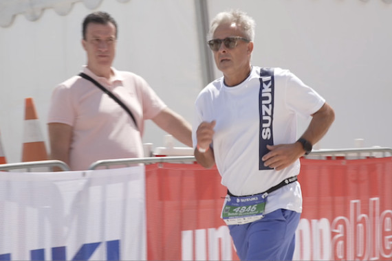 Weltmeisterlicher Staffelabschluss: Als Teil der Suzuki-Staffel hat Pierre Littbarski beim Suzuki World Triathlon 2025 in Hamburg die abschließende fünf Kilometer lange Laufstrecke absolviert.
