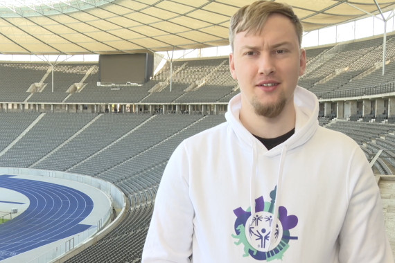 Im Interview spricht Maximilian Kröber, Special-Olympics-Tischtennisathlet, u.a. über die Präsentation der Briefmarke.