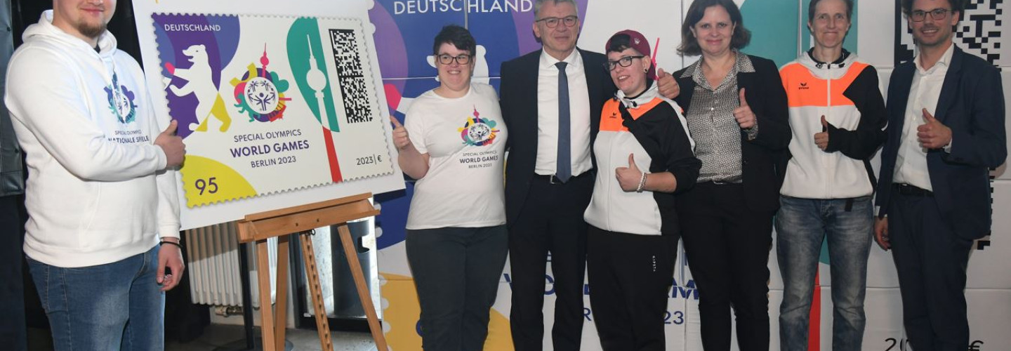 Vorstellung der Sonderbriefmarke Special Olympics World Games Berlin 2023 (v.l.n.r.):
Maximilian Kröber (Special Olympics Athlet), Juliana Rößler (SO Athletin), Werner Gatzer (Staatssekretär BMF), Julia Kleyer (SO Athletin), Juliana Seifert (Staatssekretärin BMI), Conny Widdua (SO Athletin), Sven Albrecht (CEO SO World Games Berlin 2023)