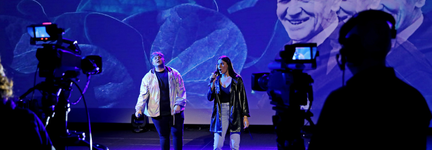 Die Verleihung der Sepp-Herberger-Urkunden wird als TV-Gala produziert, die live auf #dabeiTV bei MagentaTV übertragen wird.