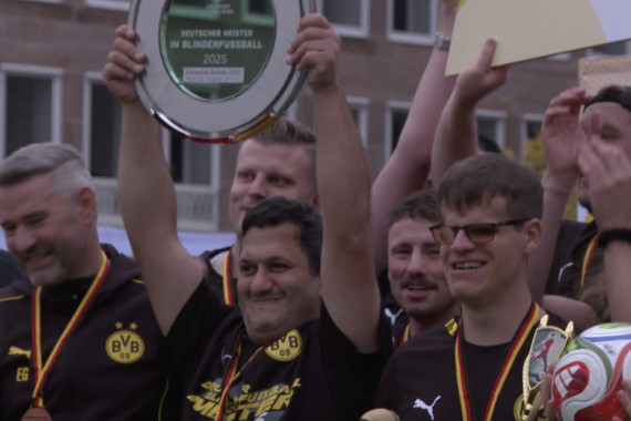 Im Rahmen der Fußball-Inklusionstage in Nürnberg gewinnt Borussia Dortmund beim letzten Spieltag der Blindenfußball-Bundesliga die Meisterschaft. Bei der anschließenden Siegerehrung wird die DFB-Meisterplakette von XXX übergeben.