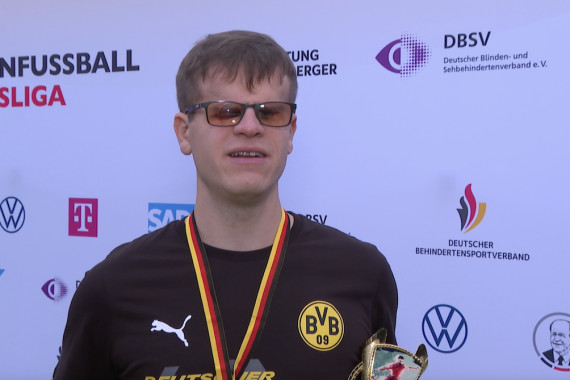 Im Interview spricht Jonathan Tönsing, Spieler von Borussia Dortmund, über den Gewinn der Meisterschaft und die Bedeutung der Inklusionstage für Spielerinnen und Spieler.