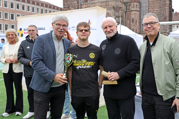 DFB-Vizepräsident Ralph-Uwe Schaffert, DFB-Sportdirektor Rudi Völler und DFB-Geschäftsführer Andreas Rettig begleiteten die Siegerehrung auf dem Nürnberger Hauptmarkt.