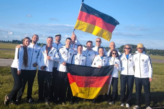 Deutsche Delegation unter der Führung von Team Managerin und Bundestrainerin Artistic Events Paula Rust
(v.l.n.r.: Klara Burkey, Patrick Staszewski, Erik Lorenz, Andreas Höhne, Christian Kaufmann, Manfred Moritz, Paula Rust, Timmy Dittrich, Dr. Henning Stumpp, Karin Bauch, Dr. Steffen Schiedek, Shaline Dincher, Carola Fietz, Carl Enders)