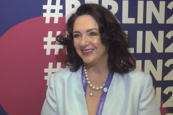 Interview mit Dr. Helena Dalli, der Europäischen Kommissarin für Gleichstellung, die rund um den Startschuss einer globalen Koalition für Inklusion in der Bildung u.a. über die Bedeutung der Koalition und Special Olympics für die allgemeine Gesellschaft und die Arbeit hinter dem Projekt spricht.