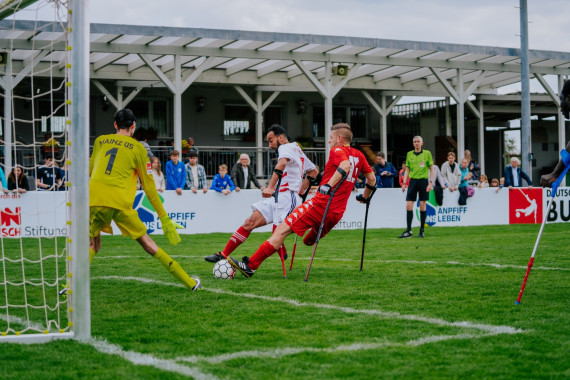Düsseldorfs Toptorjäger Radouane Chaanoune (weißes Trikot) im Duell mit Christian Heintz
