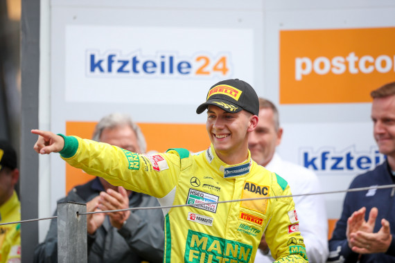 Fabian Vettel auf dem Podium des ADAC GT Masters