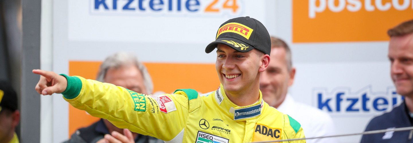 Fabian Vettel auf dem Podium des ADAC GT Masters