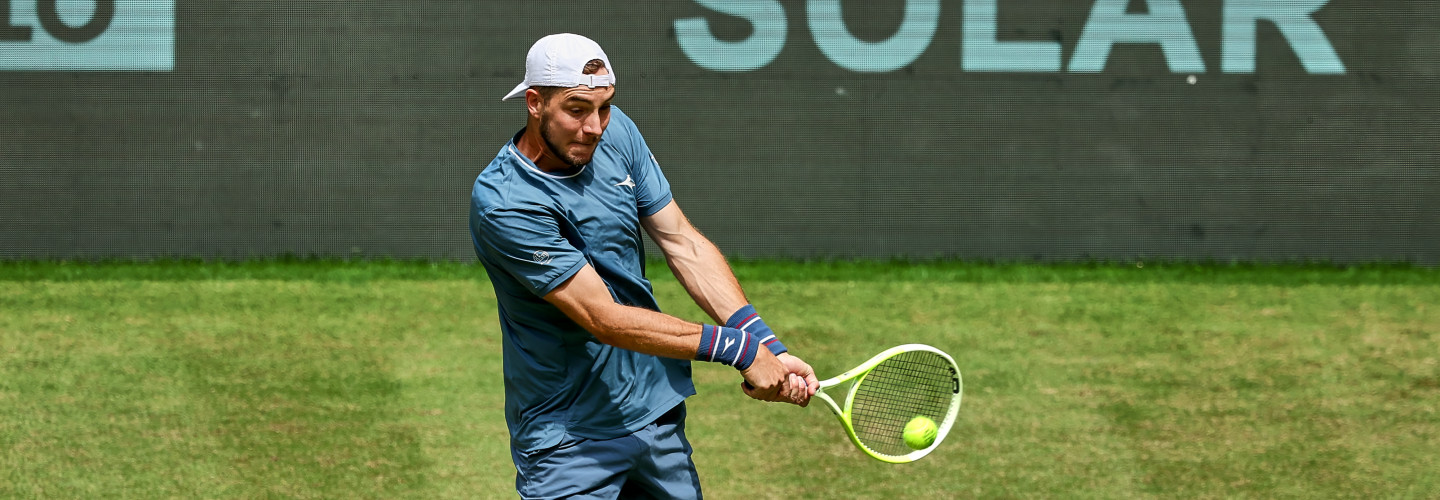 Jan-Lennard Struff kämpft sich gegen Luciano Darderi in die zweite Runde der TERRA WORTMANN OPEN