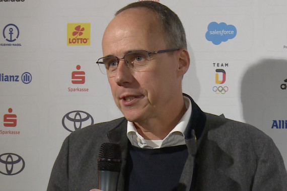 Hessens Innenminister Peter Beuth begrüßte das Team D am Frankfurter Flughafen.