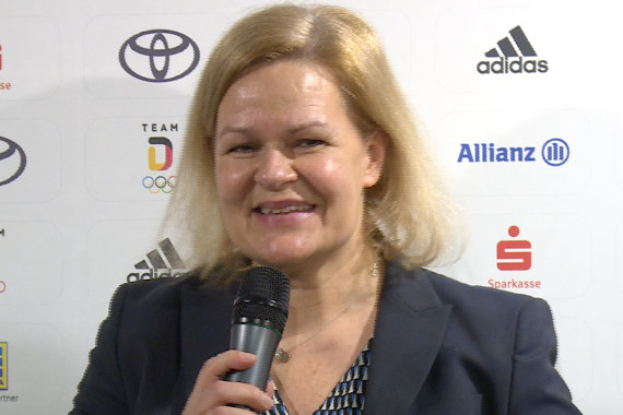 Bundesinnenministerin Nancy Faeser begrüßte das Team D am Frankfurter Flughafen.