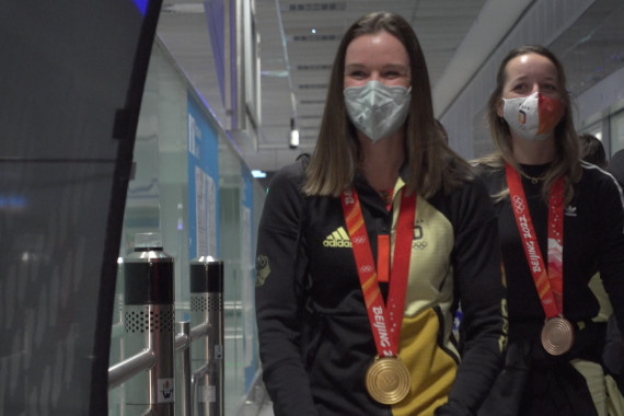 Teile des Team D sind in Frankfurt gelandet und sind nach den Olympischen Spielen in Peking von Familie und Freunden in Empfang genommen worden.
