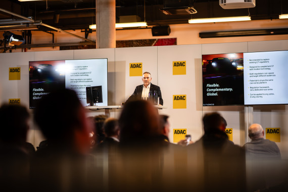 ADAC Motorsportchef Thomas Voss präsentiert das Konzept in Hockenheim