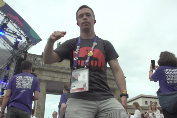 Schnittbilder von der bunten Feier am Brandenburger Tor.
