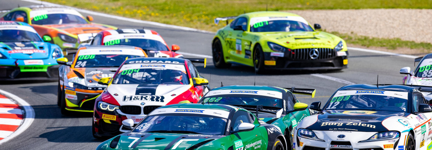 Volles Feld in der ADAC GT4 Germany mit dem Aston Martin Vantage GT4