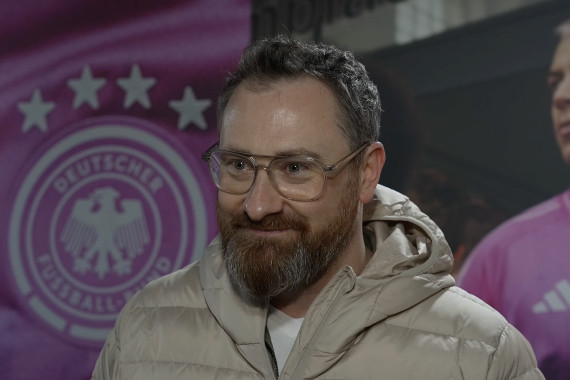 Sportjournalist und Fußballkommentator Robby Hunke kommentiert das Spielgeschehen bei "Lass Zocken" und spricht im Interview u.a. darüber, worauf es bei "Lass Zocken" ankommt sowie über die Besonderheit des innovativen Spielmodus.
