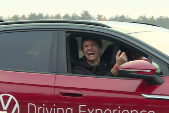Bei einer Driving Experience stellten die Nationalspieler ihr fahrerisches Talent unter Beweis und nahmen wichtige Inhalte für den Alltag mit. Schnittbilder vom Event im niedersächsischen Ehra.
