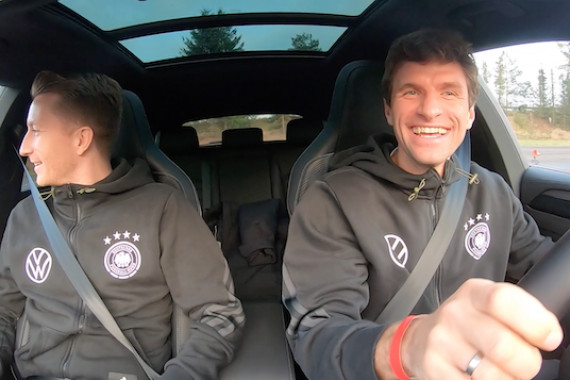 GoPro-Aufnahmen vom Event im niedersächsischen Ehra. Zu sehen sind folgende Paarungen: Hansi Flick & Oliver Bierhoff, Kevin Volland & Jonas Hofmann, Marco Reus & Thomas Müller, Jonathan Tah & David Raum, Thilo Kehrer & Christian Günther sowie Marc-André ter Stegen & Ilkay Gündogan.