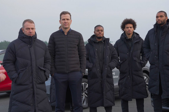 Bei einer Driving Experience stellten die Nationalspieler ihr fahrerisches Talent unter Beweis und nahmen wichtige Inhalte für den Alltag mit. Weitere Schnittbilder vom Event im niedersächsischen Ehra.