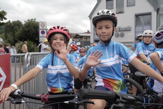 Newsbeitrag: kinder Joy of Moving mini tour stoppt mit Jens Voigt beim Prolog der Deutschland Tour