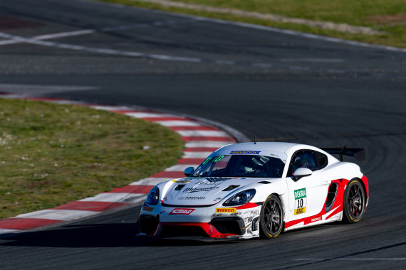 Denny Berndt gibt in Oschersleben in einem von acht Porsche Vollgas