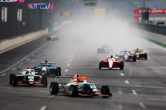 Nikita Bedrin (16/ITA/PHM Racing) kam mit dem Regen auf dem DEKRA Lausitzring am besten zurecht