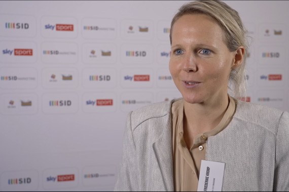 Im Interview spricht Friederike Kromp, Trainerin der Eintracht Frankfurt II (Frauen) und Ex-Trainerin der U 17-Juniorinnen u.a. über Nachwuchs-Fußball und die anstehende EURO 2024.