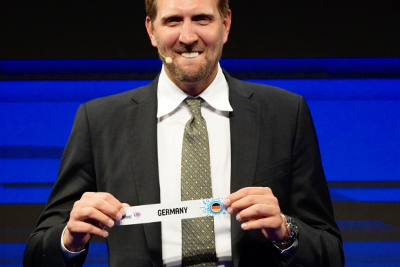 Basketballstar Dirk Nowitzki bei der Auslosung zur FIBA EroBasket 2022 in Köln