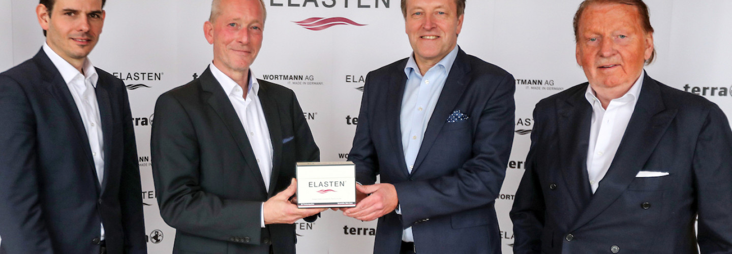 Dr. Jan-Christoph Kattenstroth, Dr. Peer Lange (beide Geschäftsführer QUIRIS Healthcare), Ralf Weber (Turnierdirektor und geschäftsführender Gesellschafter OWL ARENA) und Hauke Thoma (CEO & Founder Quiris Healthcare) präsentieren das Trink-Kollagen ELASTEN. © TERRA WORTMANN OPEN (honorarfrei)