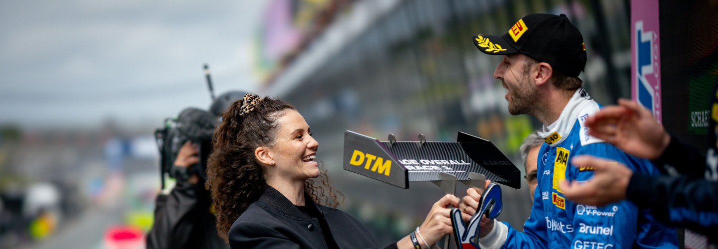 Model Betty Taube besuchte erstmals die DTM