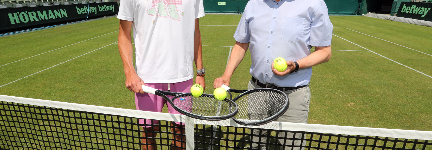 Turnierchef Weber begrüßte Olympiasieger Alexander Zverev am  Donnerstag auf dem Tennis-Point Court