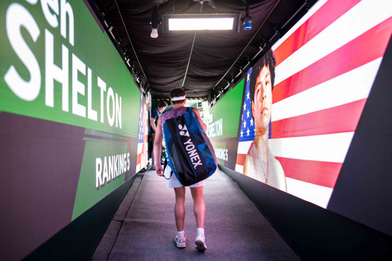 Imposant: Der Spielertunnel (hier Ben Shelton beim Einlauf) ist mit Hilfe von LED-Wänden deutlich aufgewertet worden. 