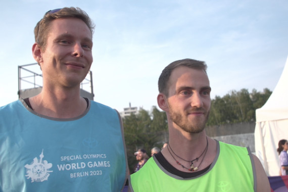 Im Interview sprechen die Beachvolleyballer u.a. über ihren Besuch den Special Olympics World Games und darüber, was Sport für Inklusion bedeuten kann.