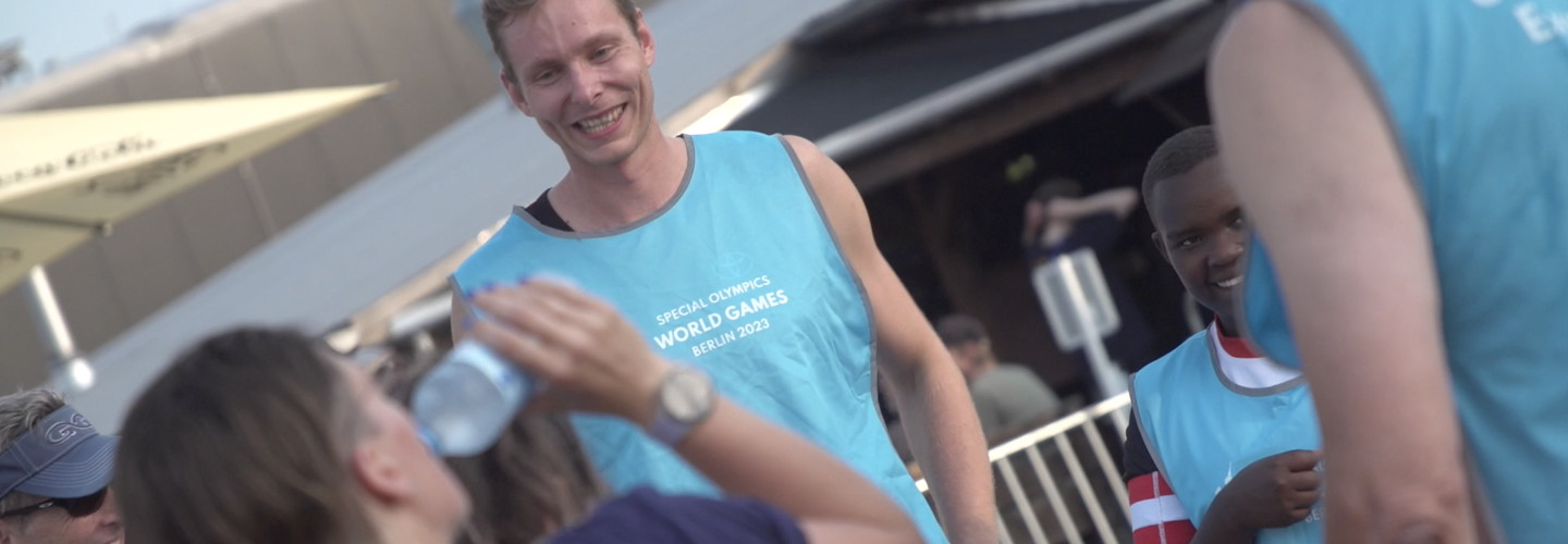 Das Beachvolleyball-Nationalteam Clemens Wickler/Nils Ehlers beteiligte sich im Rahmen der Special Olympics World Games in Berlin an einem Unified-Team-Match.