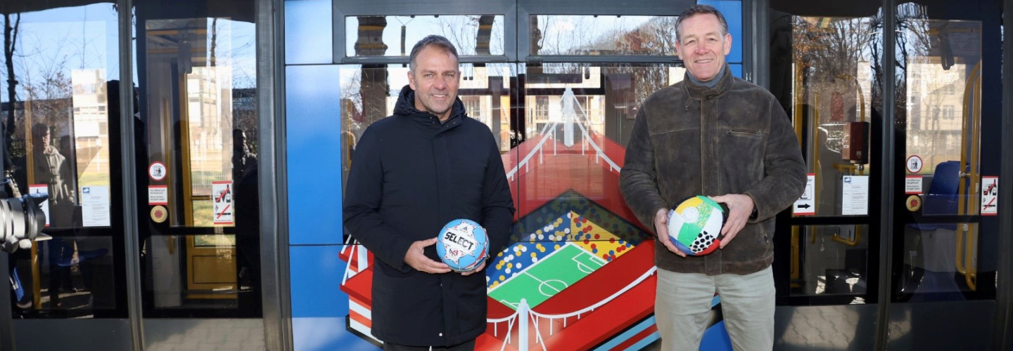 Hansi Flick und Alfred Gislason weihen KVB-Bahn ein