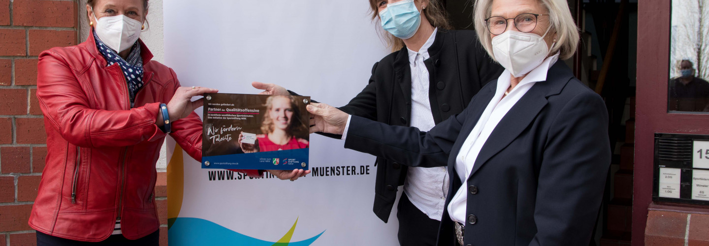 Übergabe der Plakette für das Sportinternat Münster - Ute Schäfer (Vorstandsvorsitzende der Sportstiftung NRW), Ruth Funk (Leiterin Sportinternat Münster) und Karin Reismann (Vorsitzende des Vereins zur Förderung d. Leistungssports in Münster e.V.) (v.l.)