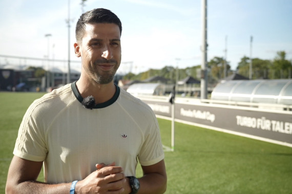 Im Interview spricht Fußballweltmeister Sami Khedira u.a. über den ersten Turniertag und über die Besonderheit des Porsche Fußball Cup.