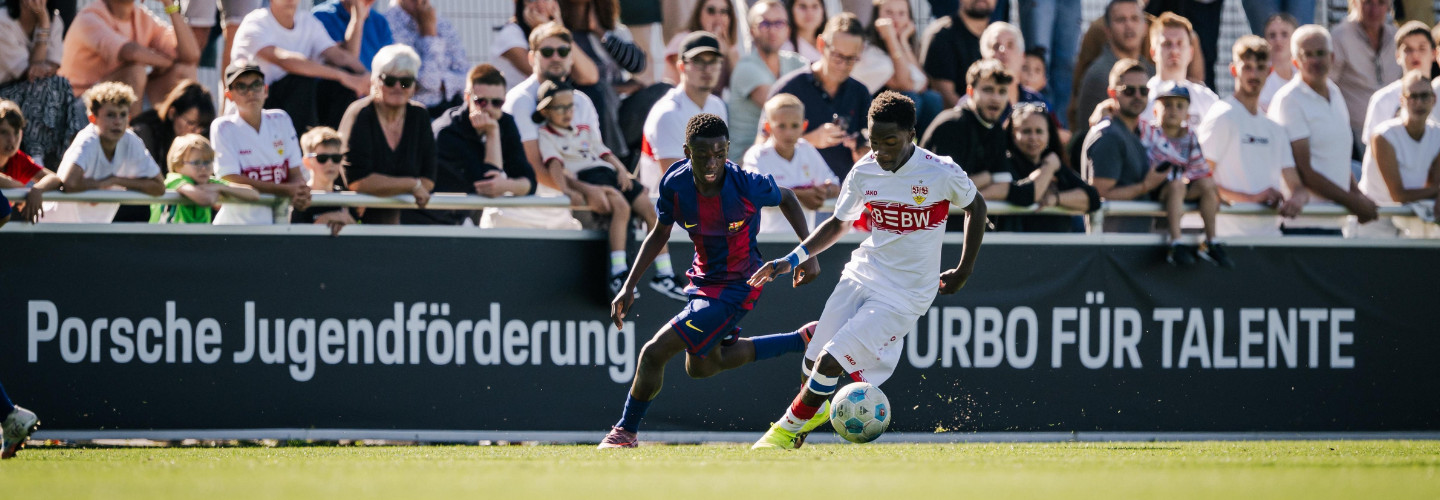 Porsche Fußball Cup 2025: Zweikampf zwischen VfB Stuttgart und FC Barcelona