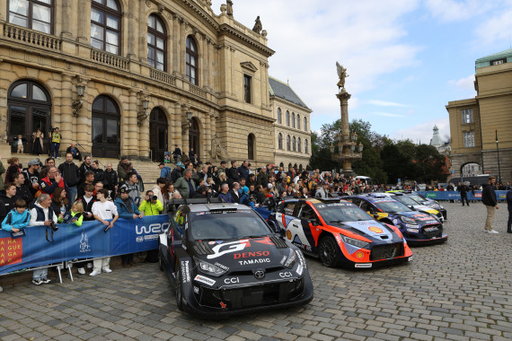Der Prolog zur Central European Rally zog am Sonntag in Prag zahlreiche Fans an. Seit Montag stehen nun Passau und die Rallyeregion in Niederbayern, Tschechien und Österreich im Fokus