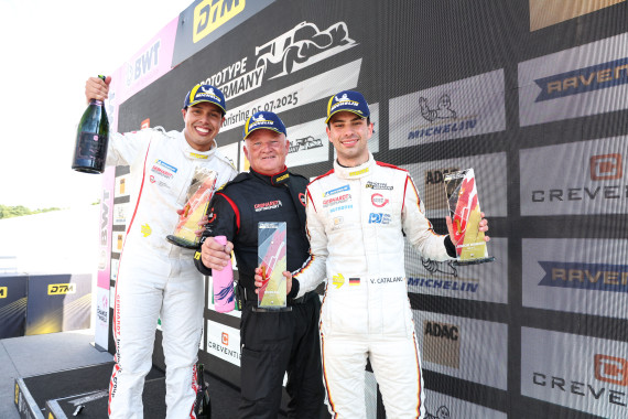 Oscar Tunjo (links) und Valentino Catalano (rechts) feiern ihren Erfolg mit Teammanager Karl Jennings (Mitte)