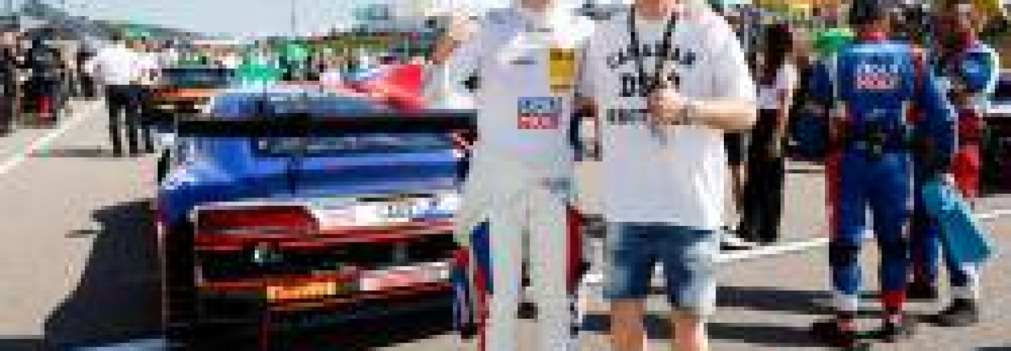 Fußballprofi Maximilian Arnold (rechts) mit Luca Engstler am Sachsenring