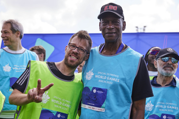 Unified Experience bei der Leichtathletik Mixed Staffel, von links: SO Deutschland Athlet
Steffen Rammert und Bob Beamon